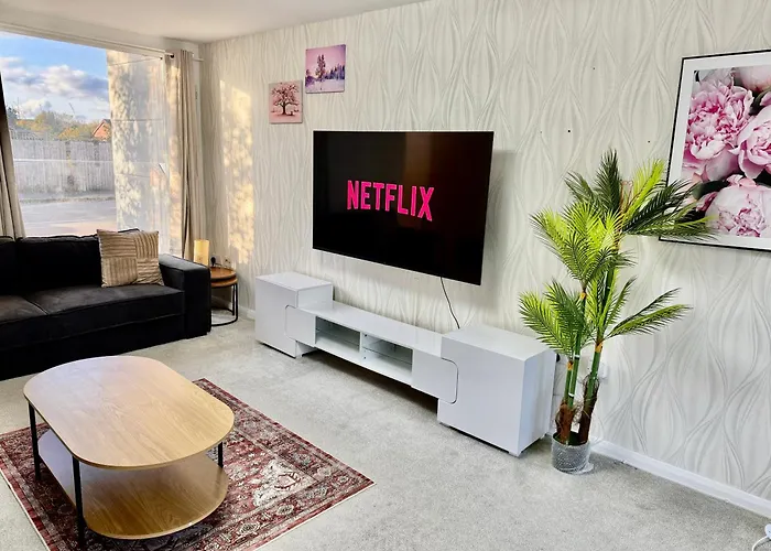 3 Bedroom House With Free Parking