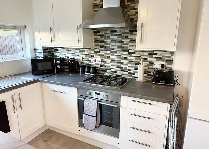 3 Bedroom House With Free Parking