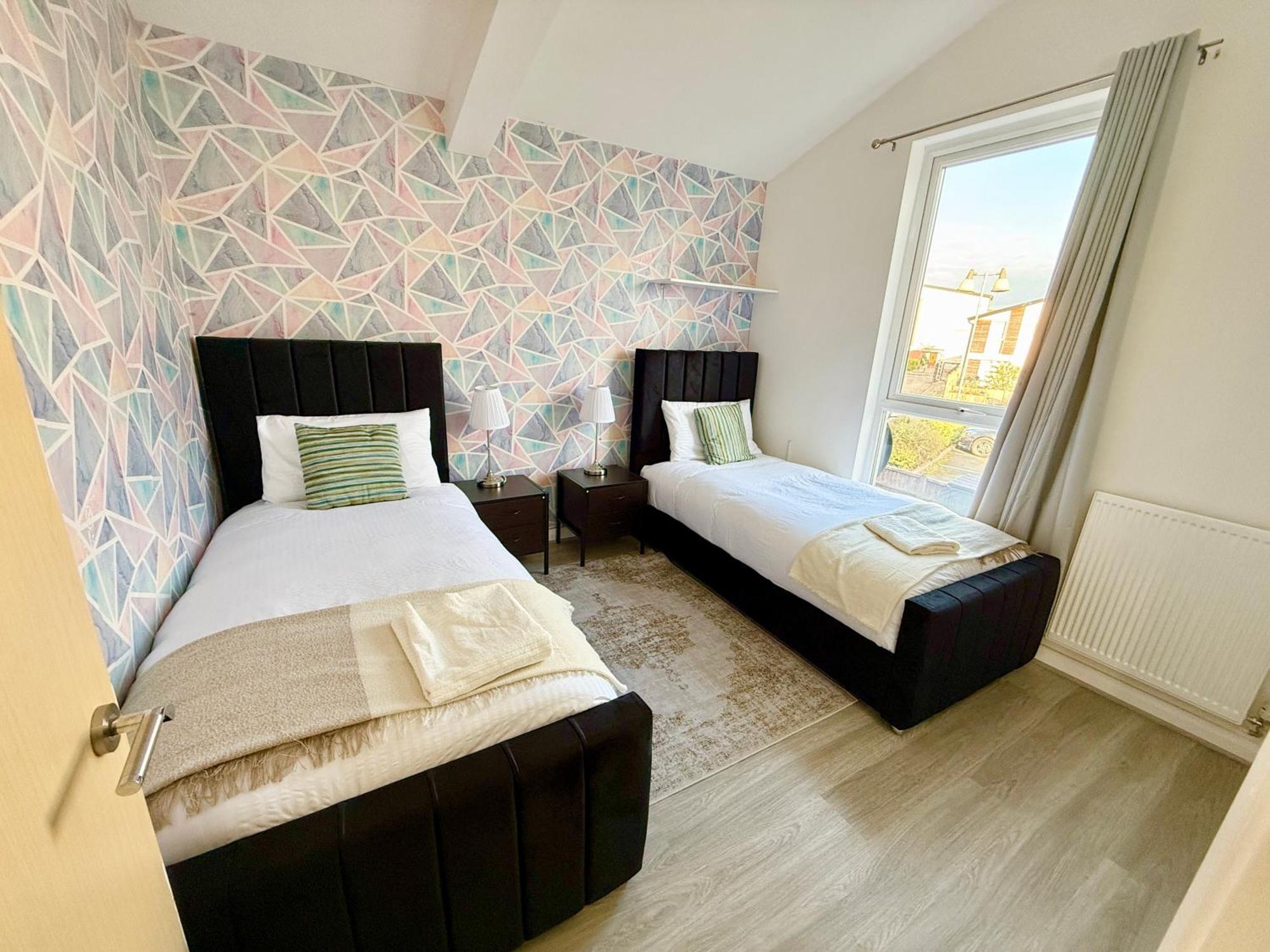 3 Bedroom House With Free Parking * Манчестер