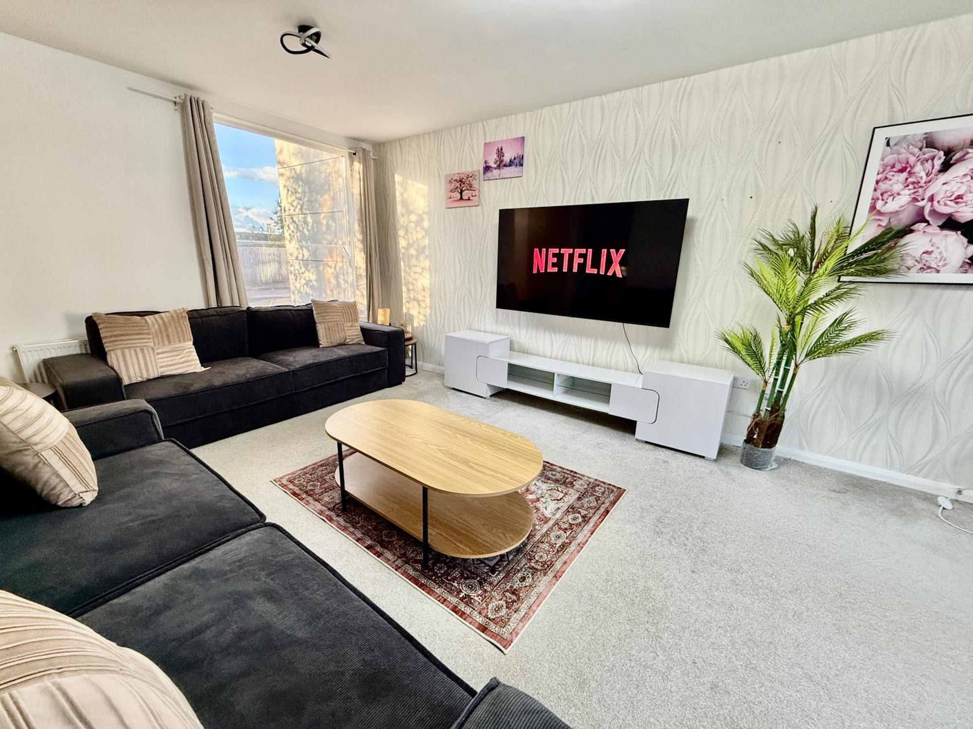 3 Bedroom House With Free Parking Манчестер