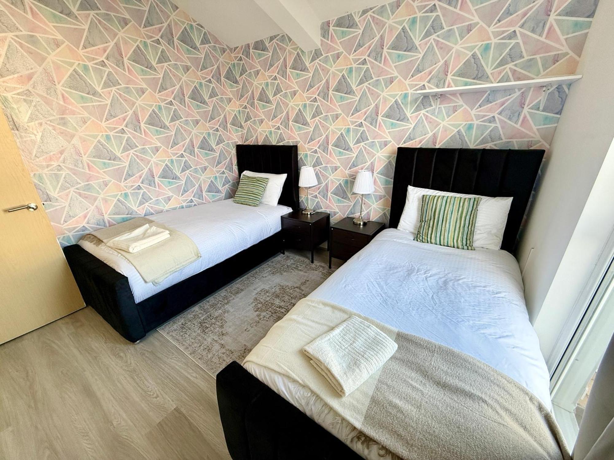 3 Bedroom House With Free Parking * Манчестер
